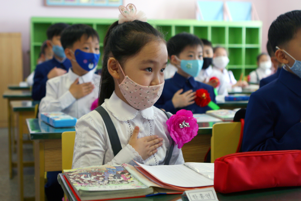 Todas as crianças foram instituídas a manter distancia uns dos outros durante a pandemia.