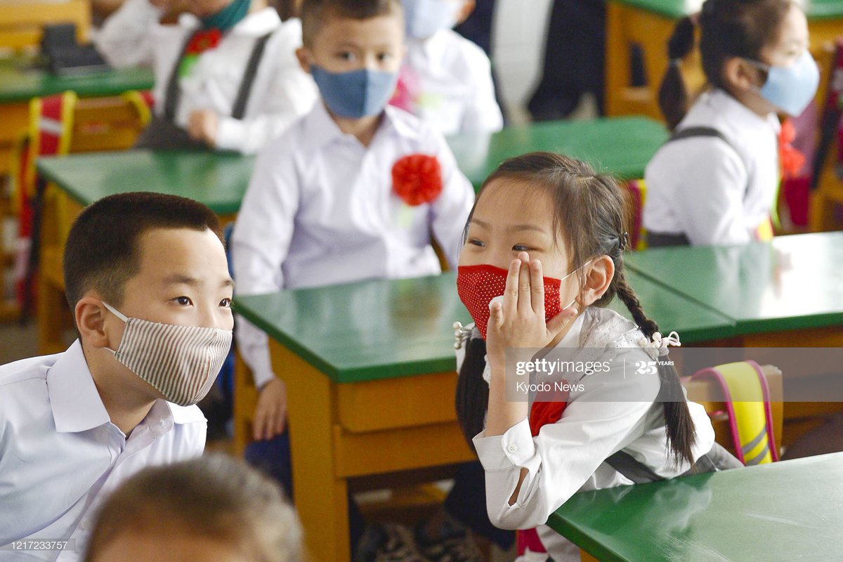 Todas as crianças foram instituídas a manter distancia uns dos outros durante a pandemia.