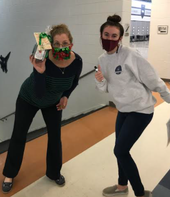 TNHSsmith's tweet photo. Our Washington House Parents really stepped up to celebrate our TNHS leaders during our annual Leader Love Week. Thank you so much for supporting our school community! @flyndefy @washingtonmoose https://t.co/d6DPE0QPiG