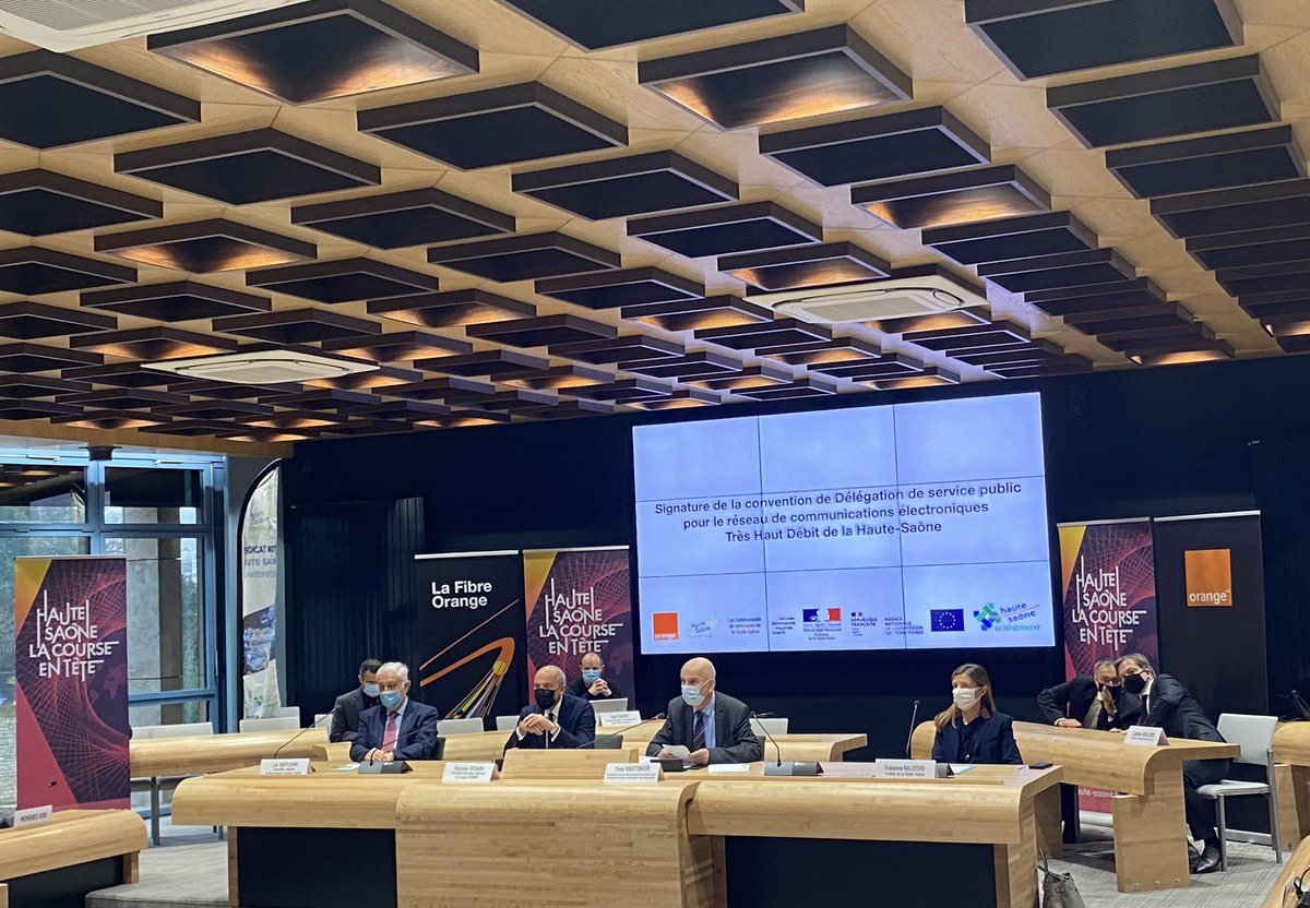 A Vesoul,nous avons signé avec <a href="/YvesKrattinger/">Yves Krattinger</a> une convention de service public pour couvrir en #fibre optique 100% de la Haute-Saône d’ici 2023.C’est une nouvelle preuve de l’#engagement d’<a href="/orange/">Orange</a> dans les territoires et zones rurales!#HSN70 <a href="/LudovicGuilcher/">Ludovic Guilcher</a> <a href="/OrangeBFC/">Orange Bourgogne Franche-Comté</a>