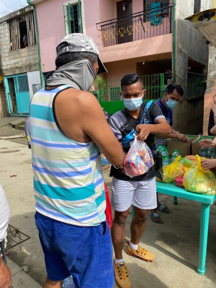 PHhELFs's tweet photo. EARLIER TODAY: Team PH-hELFs distributed noche buena packages to 50 families in Tumana, Marikina. We have allotted Php 5,000 to buy the goods and supplies we provided. 

#SJ_Gives_hELF https://t.co/aPrp1a6inb