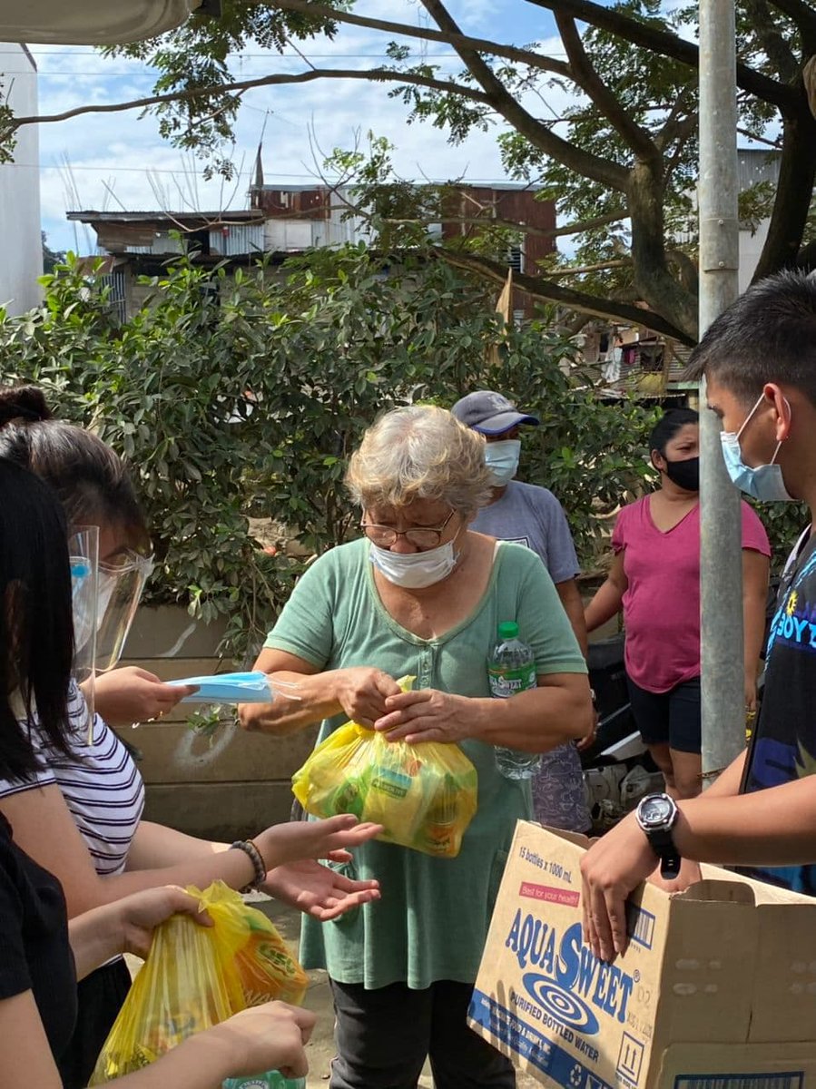 PHhELFs's tweet photo. EARLIER TODAY: Team PH-hELFs distributed noche buena packages to 50 families in Tumana, Marikina. We have allotted Php 5,000 to buy the goods and supplies we provided. 

#SJ_Gives_hELF https://t.co/aPrp1a6inb