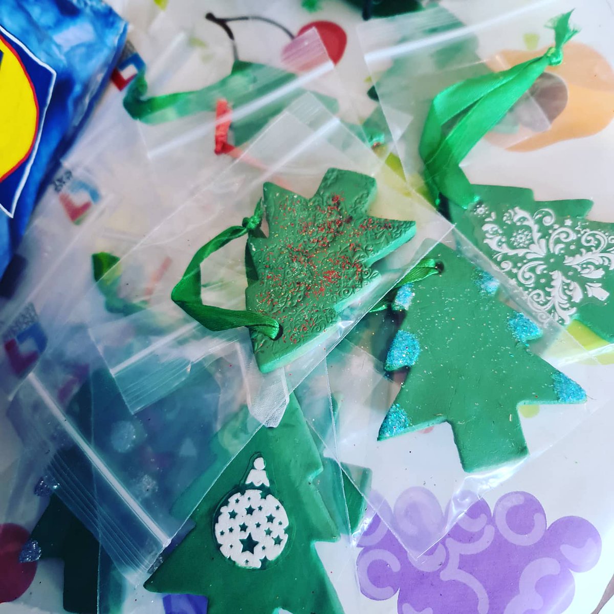 LLLCommunityHub's tweet image. Huge community effort putting these Christmas packs together! Beautiful handmade cards, tree decorations &amp;amp; handmade pressies, our recipe book, chocolates, jams, all sorts. Always nice to do something together in a year that's kept us all apart. All going to @OlderPeopleLS17 x