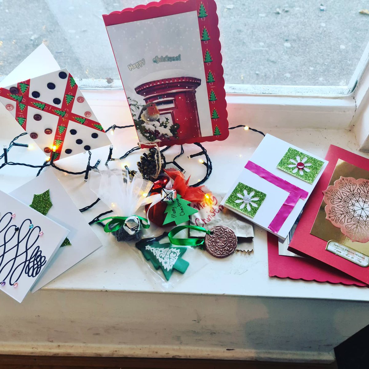LLLCommunityHub's tweet image. Huge community effort putting these Christmas packs together! Beautiful handmade cards, tree decorations &amp;amp; handmade pressies, our recipe book, chocolates, jams, all sorts. Always nice to do something together in a year that's kept us all apart. All going to @OlderPeopleLS17 x