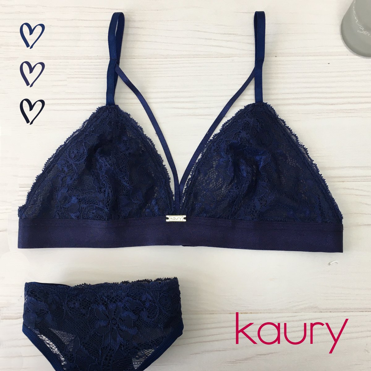 KauryOficial's tweet photo. Quién no ama el azul noche? 🥰
Conjunto de puntilla y tul con detalle de breteles en escote y cola less.
Art. 7080 💕
#lenceria #kaury #azulnoche #sexy #ootd #styleinspiration #inspo #love #dark #blue https://t.co/KR41tN3sdF