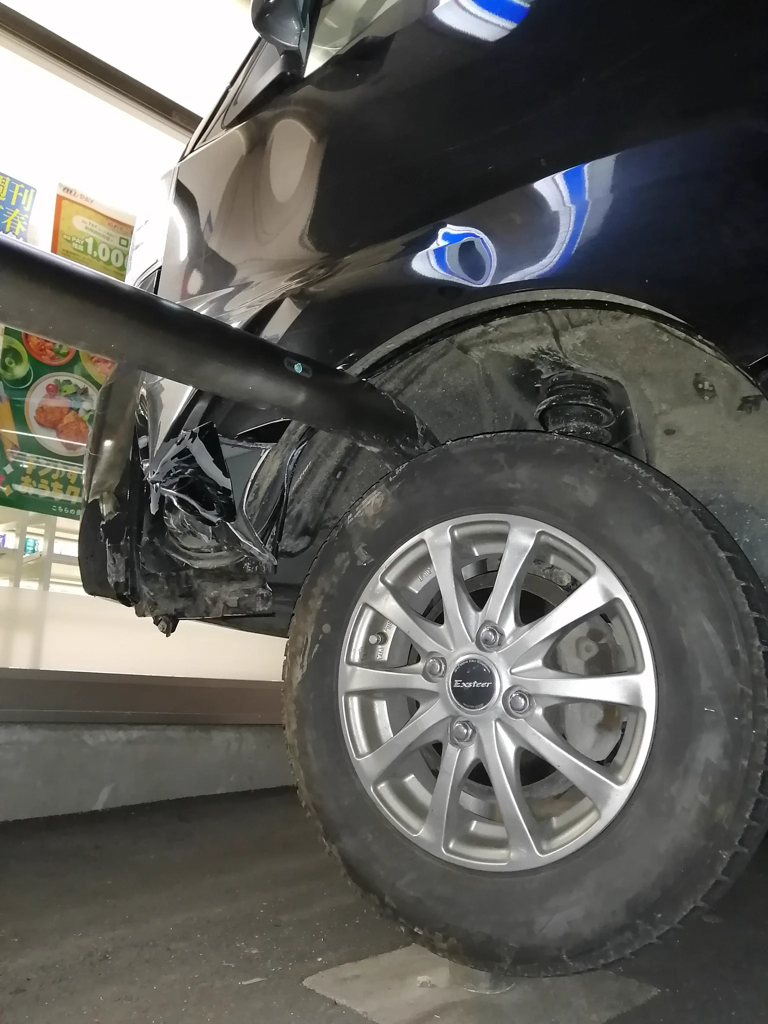 あわや大事故！突っ込んできたトラックをコンビニ前のバーで防止