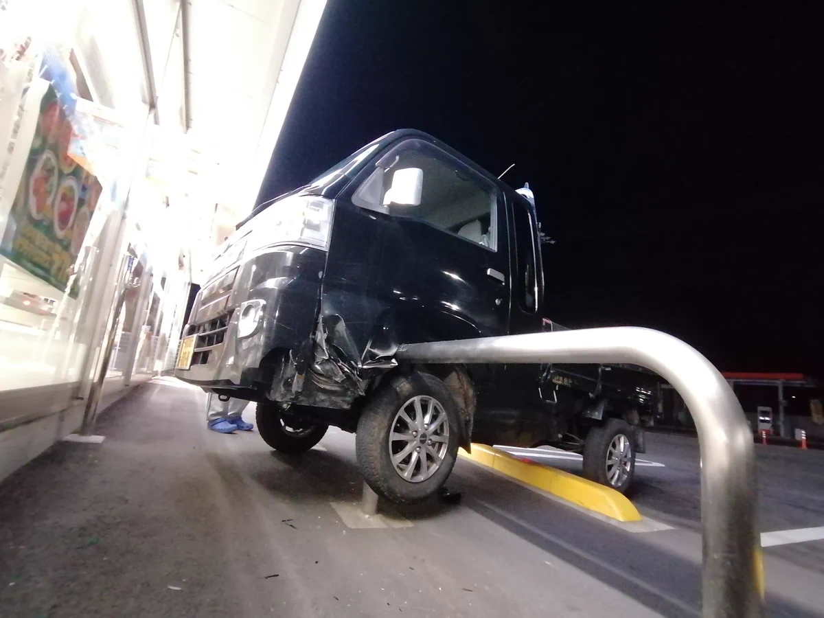 あわや大事故！突っ込んできたトラックをコンビニ前のバーで防止