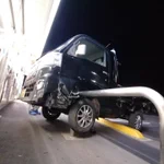 あわや大事故!突っ込んできたトラックをコンビニ前のバーで防止