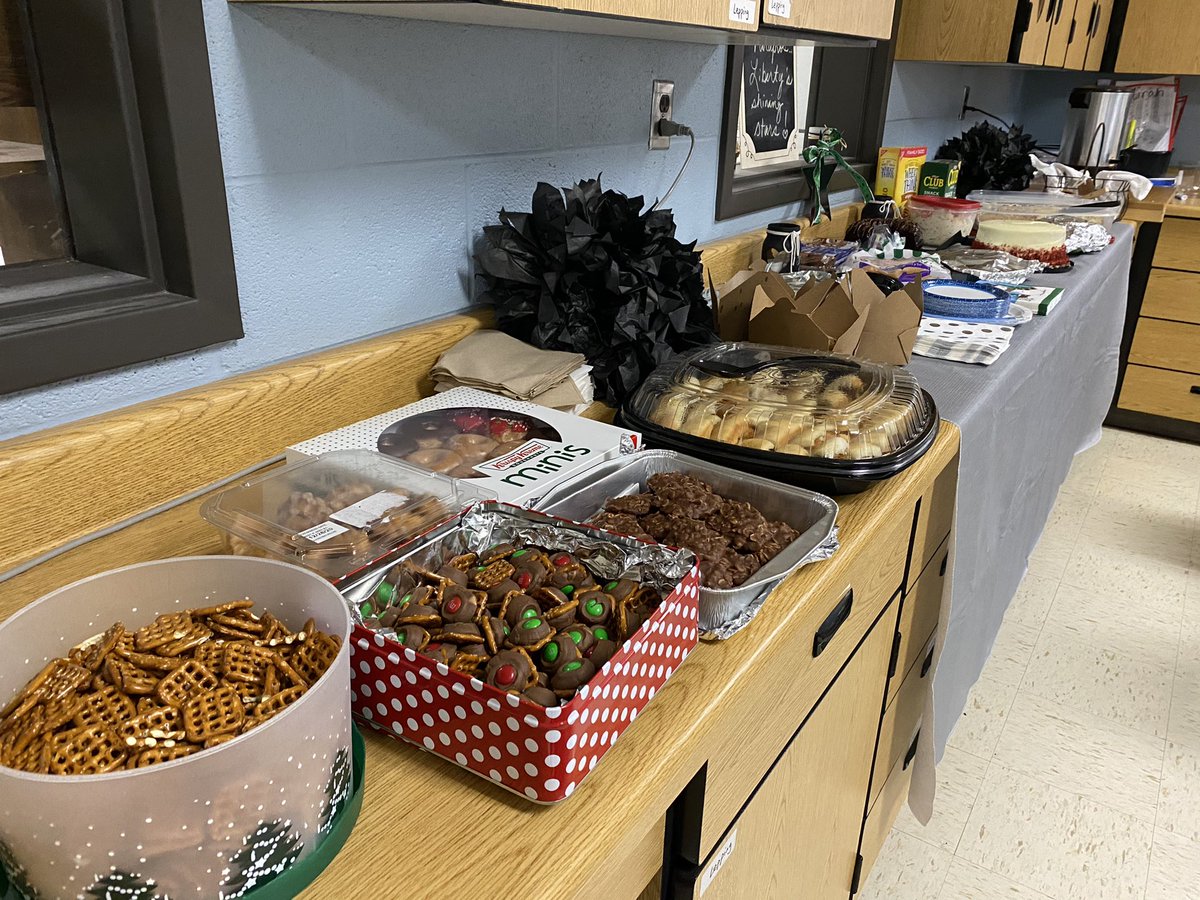 AmyPattonLES's tweet photo. We are tremendously grateful for our @fssdLES Paraprofessionals! They take such good care of our little and big lions! #PropsToOurParas #Grateful #LotsOfSnacks β€οΈπ¦π https://t.co/IleLdLtDO3