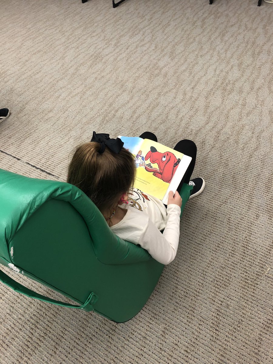 1stWithMsArick's tweet photo. Our favorite day - LIBRARY DAY! 📚We love getting to find our own books to read! https://t.co/6Yn67gzwOR