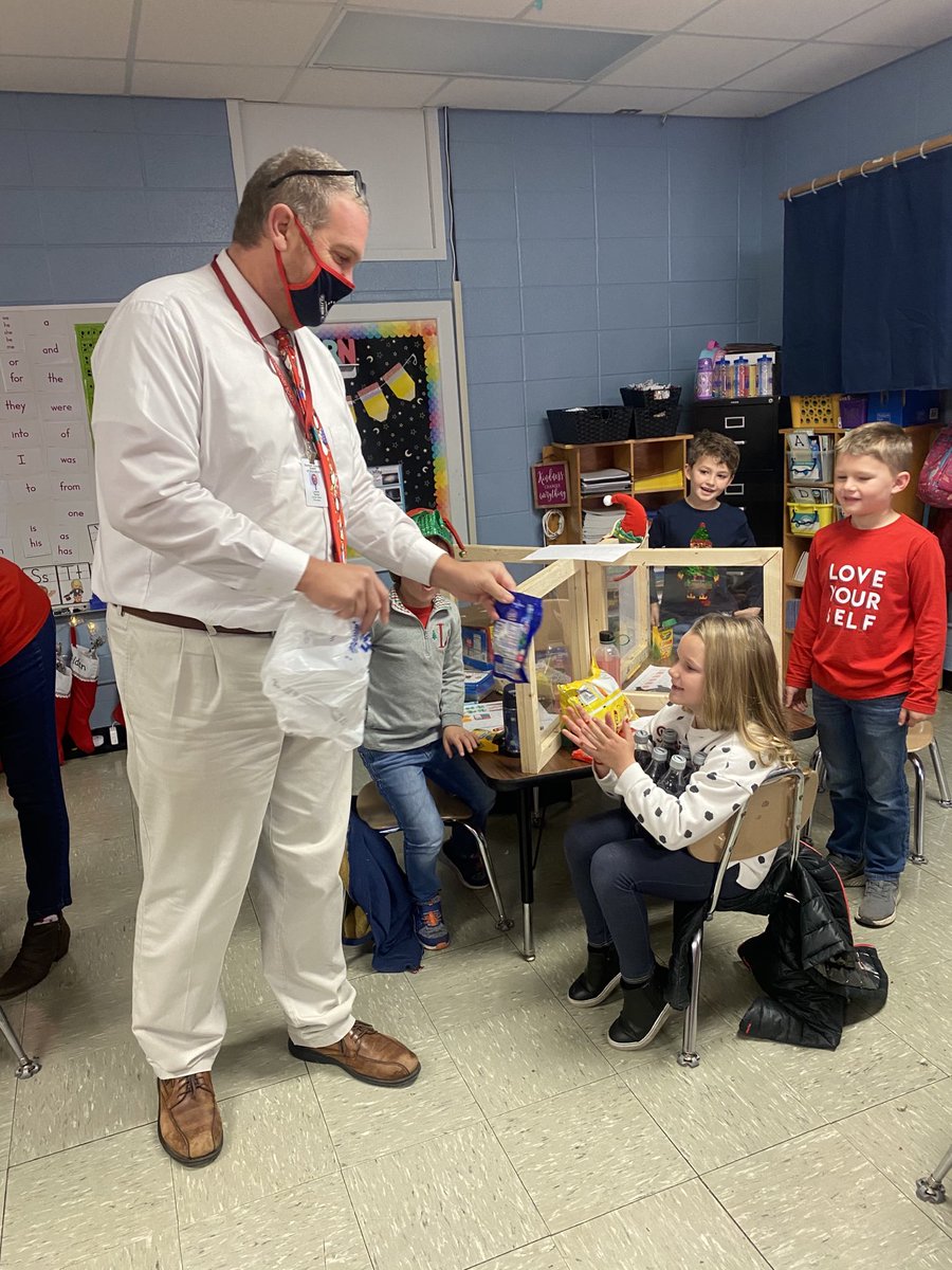 When your principal brings you a few goodies EVERYDAY for principal for the day! ⁦@UnionChief2017⁩ #watchinghersugar #reward #WeAreUnionSTEAM