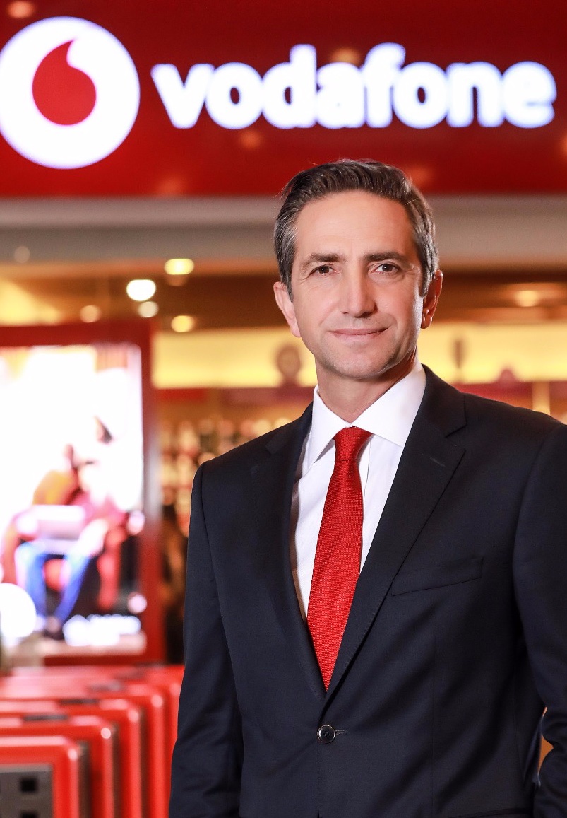 Vodafone Türkiye'de CEO'luğa Engin Aksoy atandı. 2008 yılında Vodafone ailesine katılan ve 2017’den bu yana Vodafone Türkiye Bireysel İş Birimi’nden Sorumlu İcra Kurulu Bşk. Yrd. olarak görev yapan Engin Aksoy görevi Alex Froment Curtil’den 1 Şubat 2021 itibariyle devralacak.