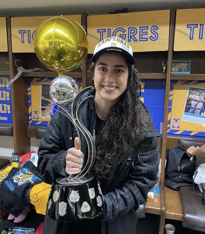 RafaDato2's tweet photo. Los Gómez Junco se convirtieron ayer en la primera familia en ganar los títulos de Liga Varonil y Femenil de la primera división mexicana.

Roberto (tío) en la 77-78 con Tigres 

Natalia (sobrina) en el #Guard1anes2020 con Tigres https://t.co/FlqaMBBrep