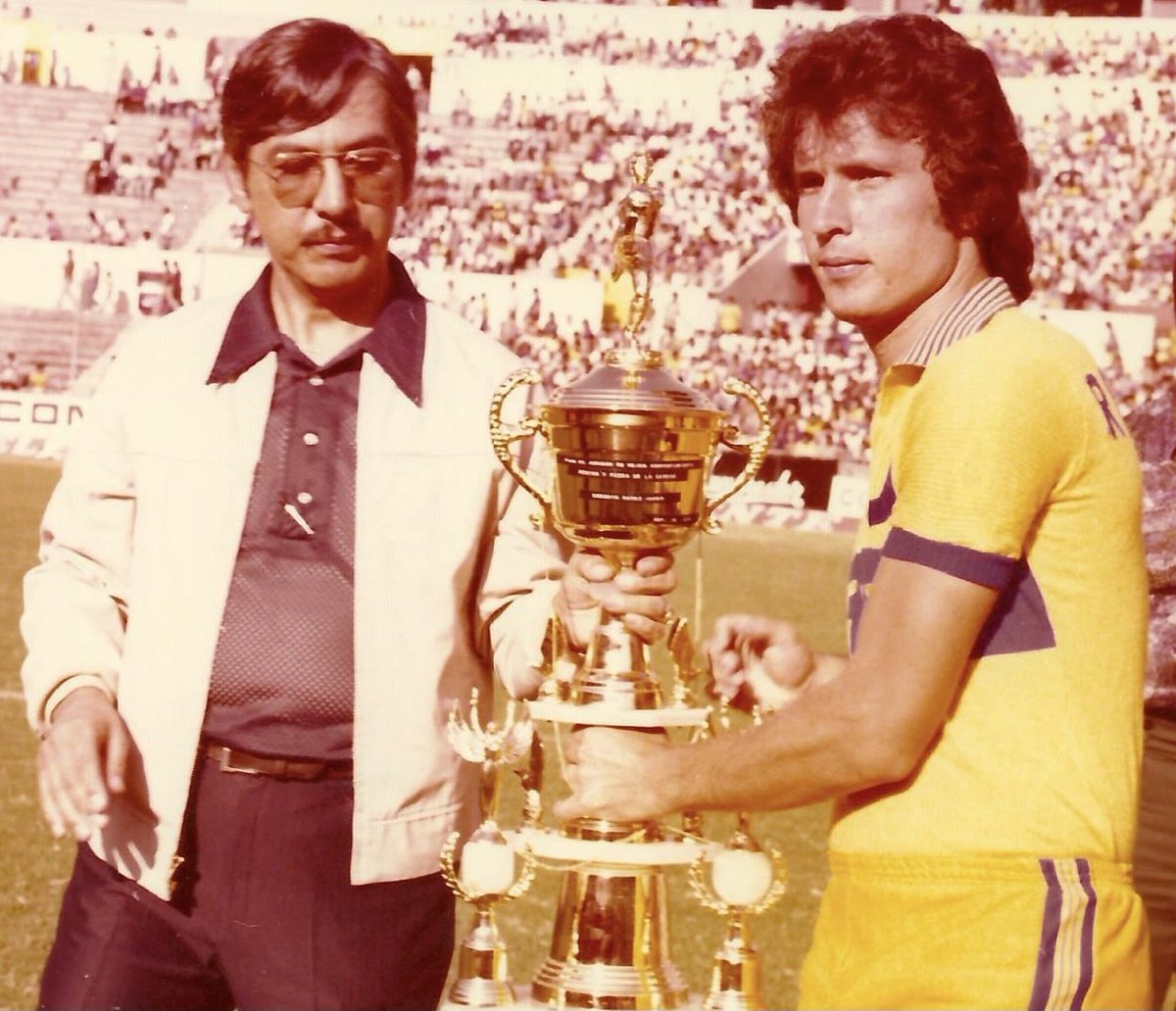 RafaDato2's tweet photo. Los Gómez Junco se convirtieron ayer en la primera familia en ganar los títulos de Liga Varonil y Femenil de la primera división mexicana.

Roberto (tío) en la 77-78 con Tigres 

Natalia (sobrina) en el #Guard1anes2020 con Tigres https://t.co/FlqaMBBrep