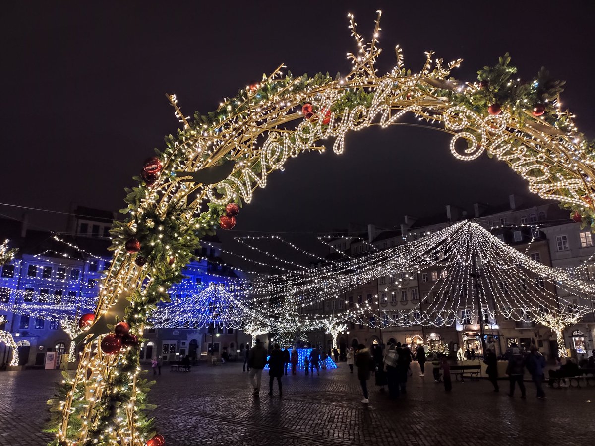 lifelovergrl's tweet photo. Haha, this weekends I visited the Old Town for THE first time in several months of living in Warsaw.
(UFFF studying 😩)
PS. It was beautiful and full of lights ✨ but too much people IMO 😅

#Warsaw #HappyNewYear #christmaslights https://t.co/waGKpyiHJg