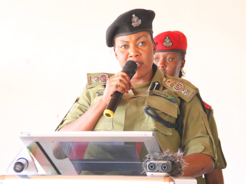 Haki Ngowi on Twitter: "Kamanda wa Polisi Mkoani Shinyanga ACP Debora Magiligimba akizungumza kwenye kikao kazi na Wadau Wanaopinga Ukatili wa Kijinsia na Watoto katika Halmashauri ya Wilaya ya Shinyanga kwa ajili