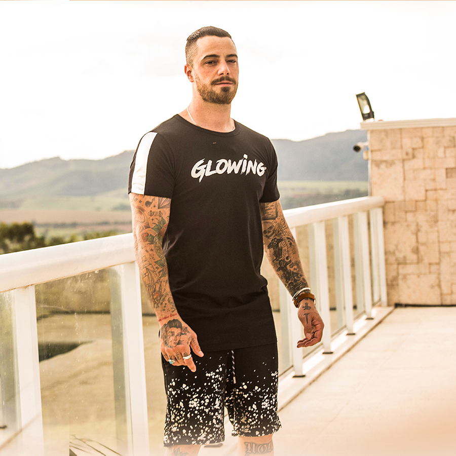Emiveoficial's tweet photo. "Glowing T-shirt" uma das nossas peças premium, recortes nas mangas com tecido especial, estampa metálica silver. 🔥⚡ https://t.co/7FIuEhqZy3