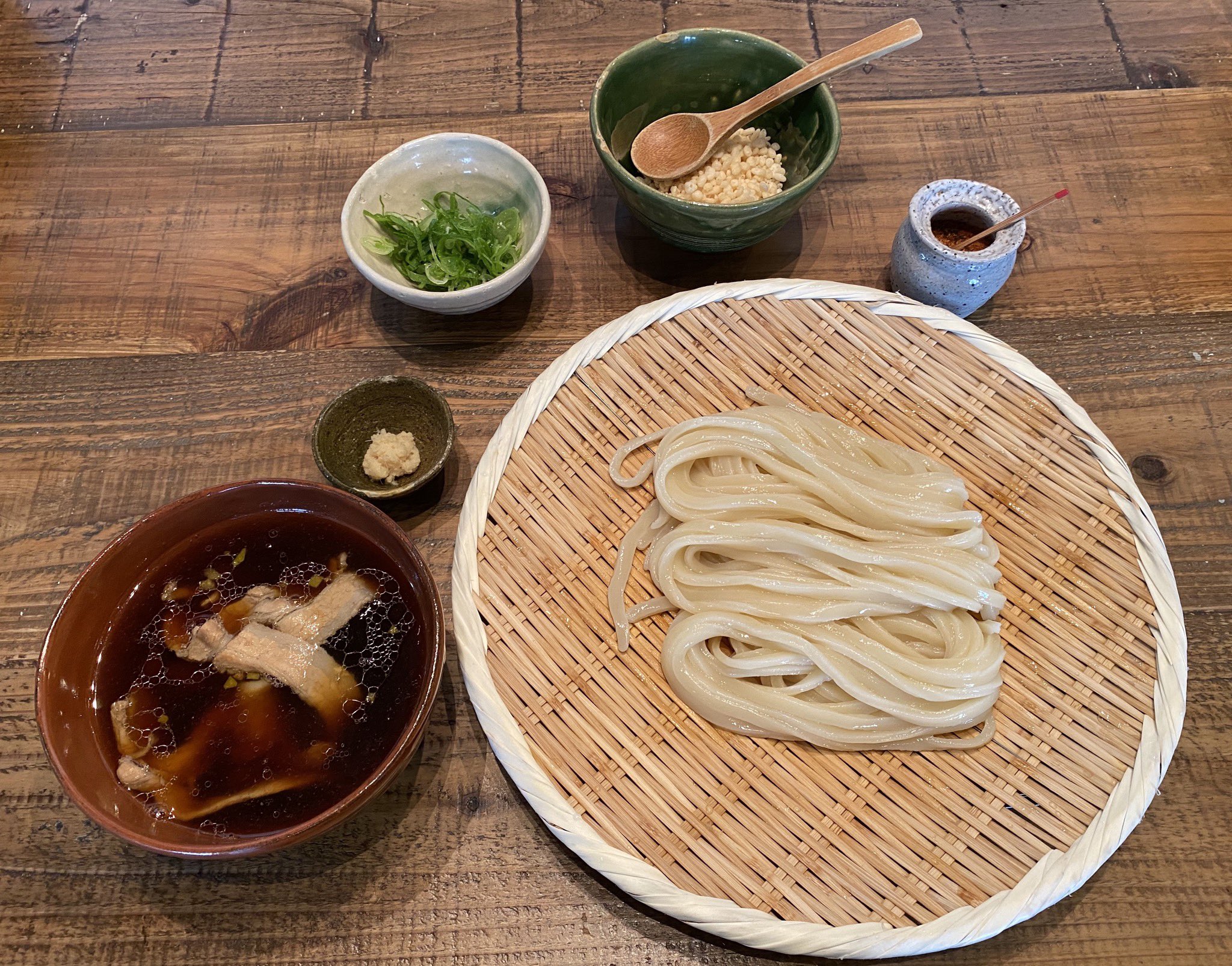 かんかんグルメ 釜揚げ専門店もと 神奈川平塚 平塚駅から徒歩 ららぽーと湘南平塚に向かう途中にある食べログうどん百名店に選出された絶品うどん屋さん 弾力のあるコシの強いうどんと豚の旨味が滲み出たつけ汁の相性抜群 平塚でランチグルメ かんかんグルメ 釜揚げ専門店もと 神奈川平塚 平塚駅から徒歩 ららぽーと湘南平塚に向かう途中にある食べログうどん百名店に選出された絶品うどん屋さん 弾力のあるコシの強いうどんと豚の旨味が滲み出たつけ汁の相性抜群 平塚でランチグルメ