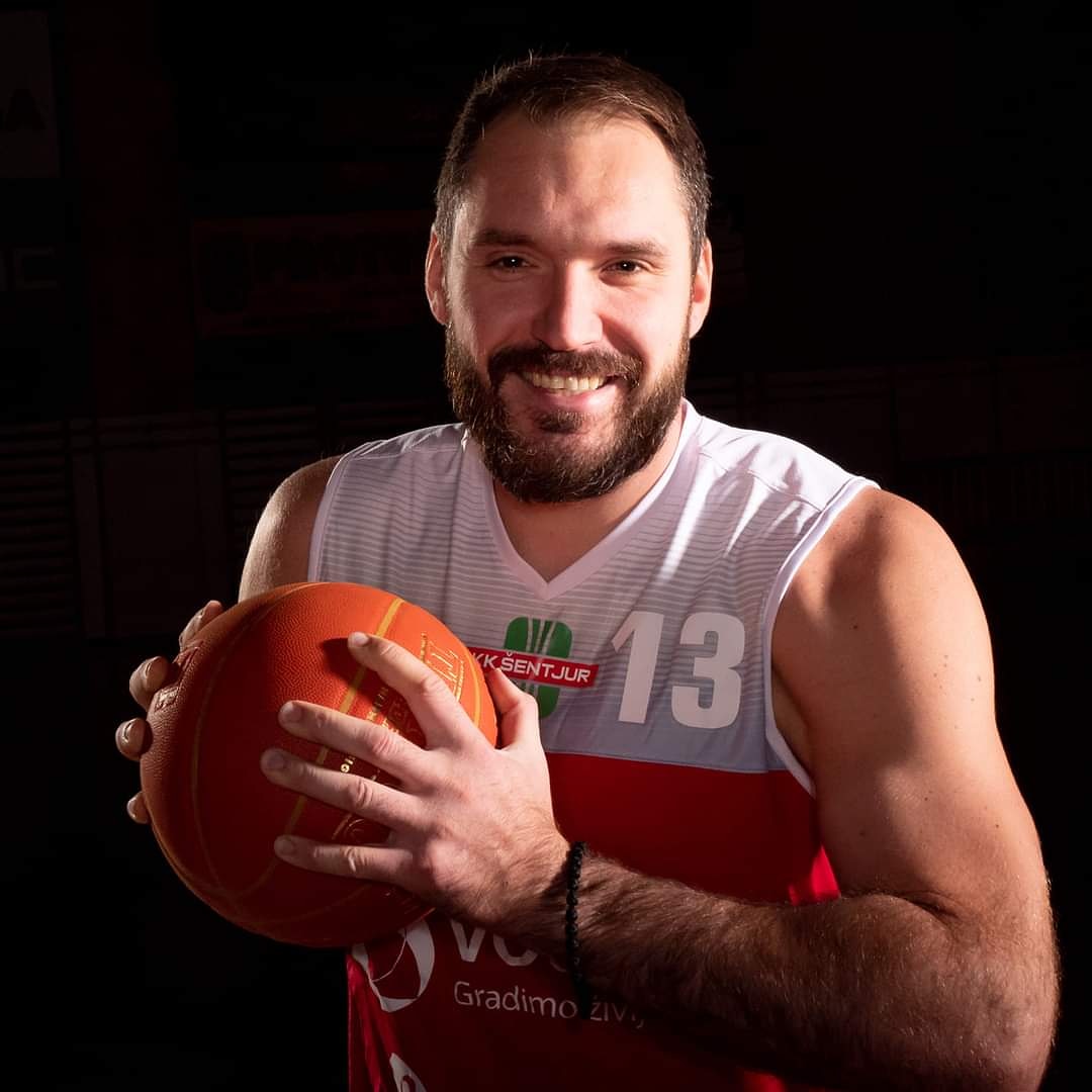 🔴⚪ Sijajna novica! 🔥 Dalibor Đapa je imel s KK Šentjur sklenjeno pogodbo za tri mesece, katera se mu je iztekla pretekli teden. 👉 Vodstvo kluba in 36 - letni srbski košarkar, pa sta danes podpisala novo. Priljubljeni Đapa bo dres Šentjurja nosil najmanj do konca sezone. 👏
