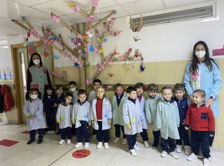 smpazmu's tweet photo. 2º Infantil comparte sus fotos de fin del proyecto que han estado trabajando durante este trimestre: "Japón”.

El árbol sakura que han realizado entre todos lleva colgadas grullas de origami. Y el mural es de un pintor popular japonés, Hokusai. 

おめでとう

#JesuitinasCrea https://t.co/gVO3RuJ8mf