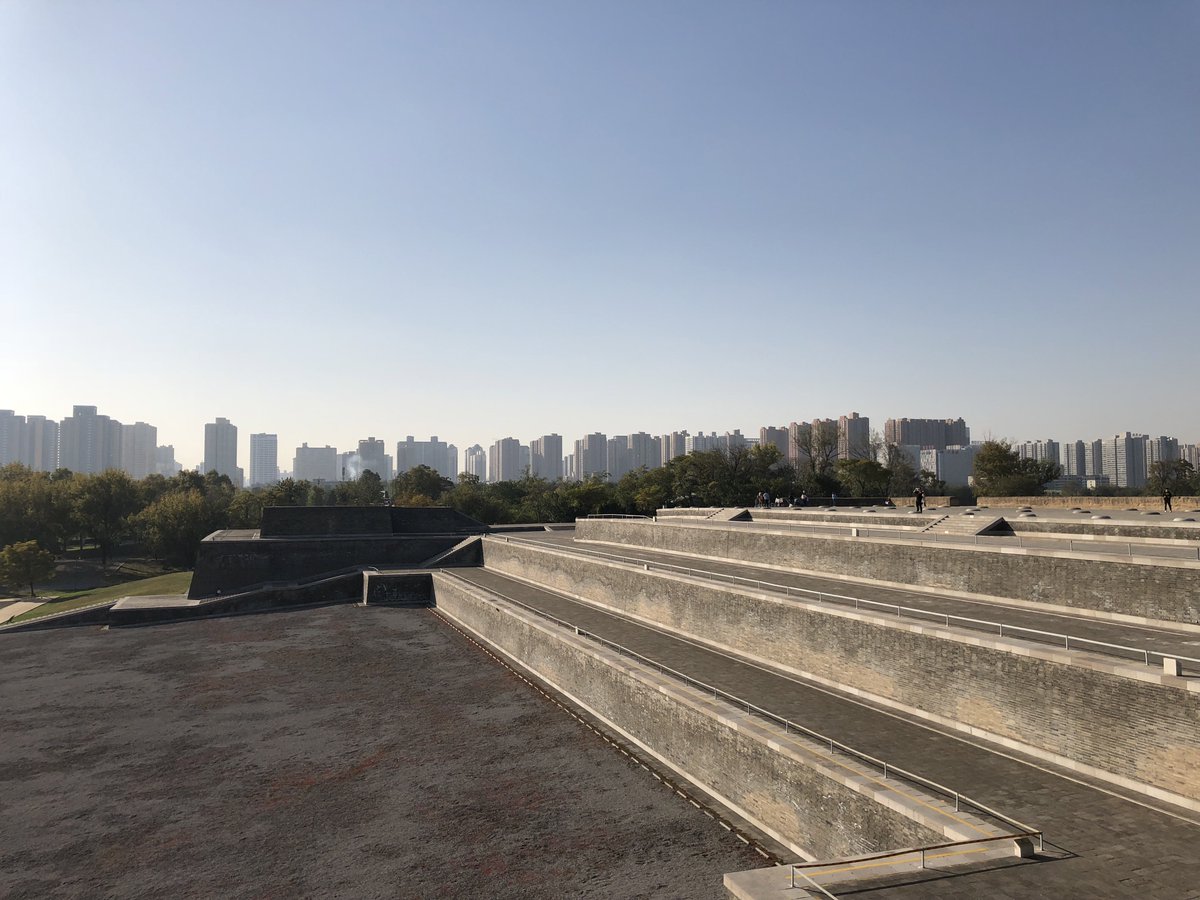 Today’s walled city (black) is a shadow of its glory as the Tang’s great 7th century capital (red). 36km of crenelated walls surrounded one of the world’s biggest cities. In north, now ruined Daming palace 大明宫 nourished famed emperors.But this wasn’t the start... 2/11