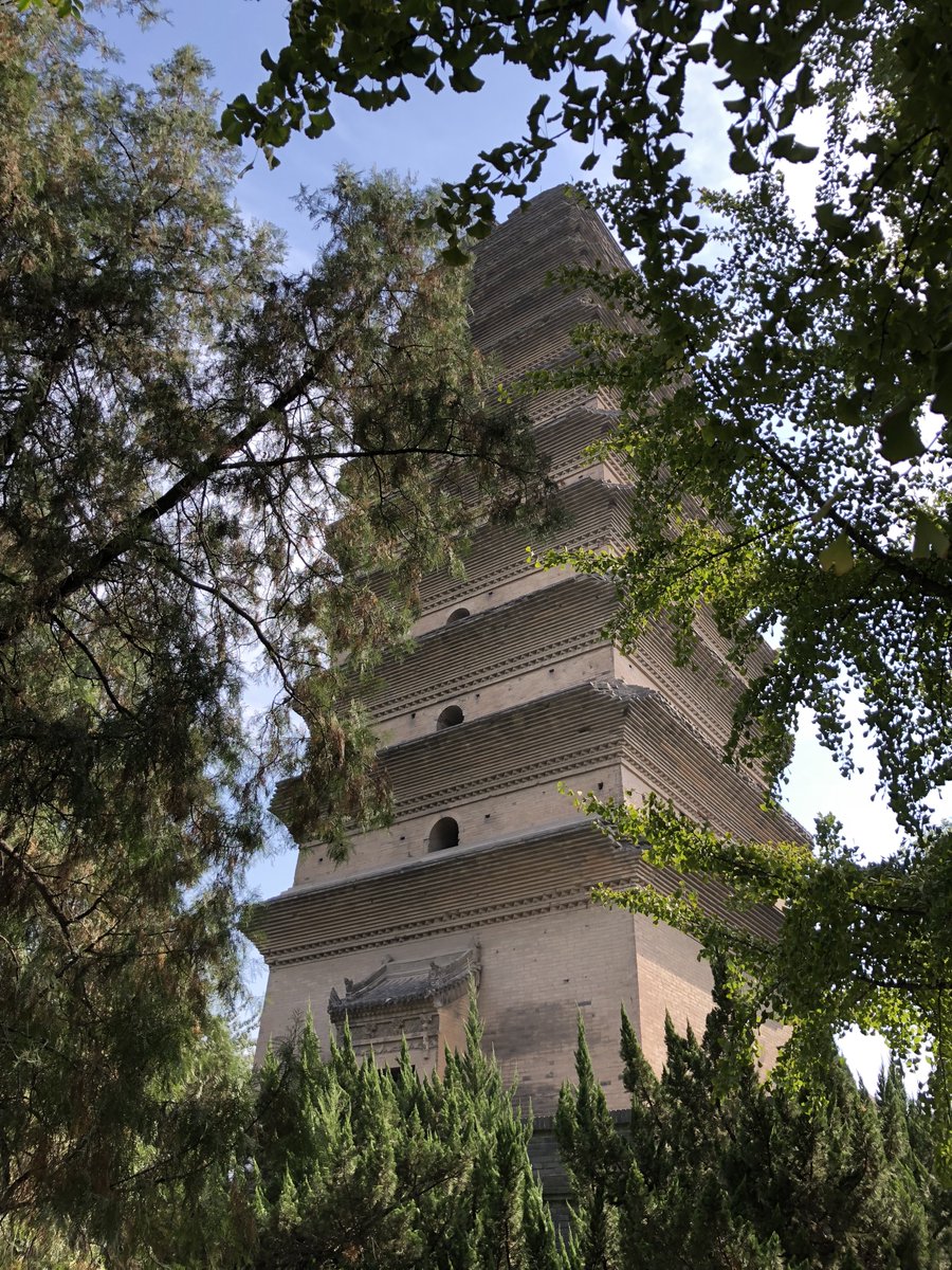 China’s greatest lost city - a thread.Xi’an - or Chang’an 长安, ‘Everlasting Peace’. One of China’s most evocative ancient cities.Miles of pristine walls and moat stretch around ancient streets full of storied temples and pagodas deeply resonant with China’s history. 1/11