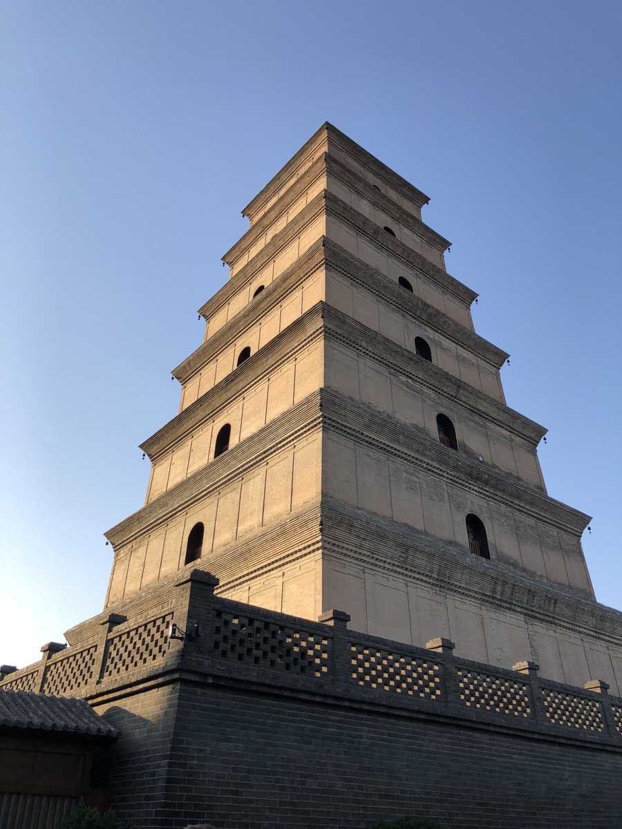 China’s greatest lost city - a thread.Xi’an - or Chang’an 长安, ‘Everlasting Peace’. One of China’s most evocative ancient cities.Miles of pristine walls and moat stretch around ancient streets full of storied temples and pagodas deeply resonant with China’s history. 1/11
