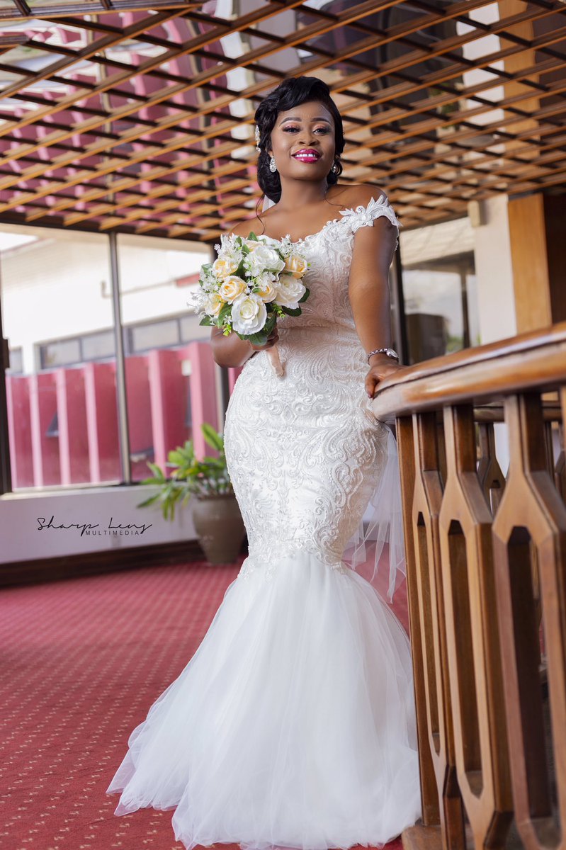 sharplensmulti's tweet photo. Our Bride 👰 
����😍😍
Have you booked us yet ? 
📞 0244947877 
#ghanaweddings #bride #wedding #weddinggown #sharplensmultimedia #slmweddings https://t.co/Epaexzq8YK