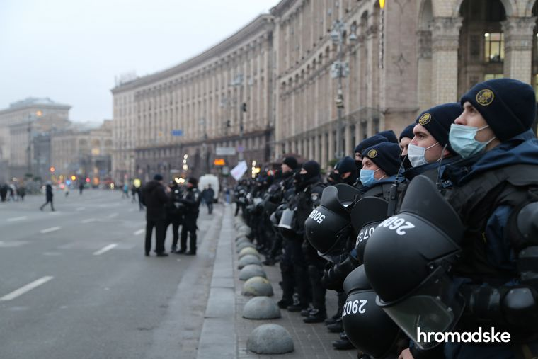 Hromadske's tweet photo. A protest action of sole proprietors is taking place on Independence Sq in Kyiv. Clashes broke out between protesters& police & tear gas was used after activists of #SaveFOP movement tried to set up tents, but law enforcers prevented them,our correspondent reports from the scene. https://t.co/zBxFjHvfZ0