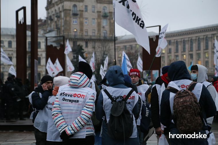 Hromadske's tweet photo. A protest action of sole proprietors is taking place on Independence Sq in Kyiv. Clashes broke out between protesters& police & tear gas was used after activists of #SaveFOP movement tried to set up tents, but law enforcers prevented them,our correspondent reports from the scene. https://t.co/zBxFjHvfZ0