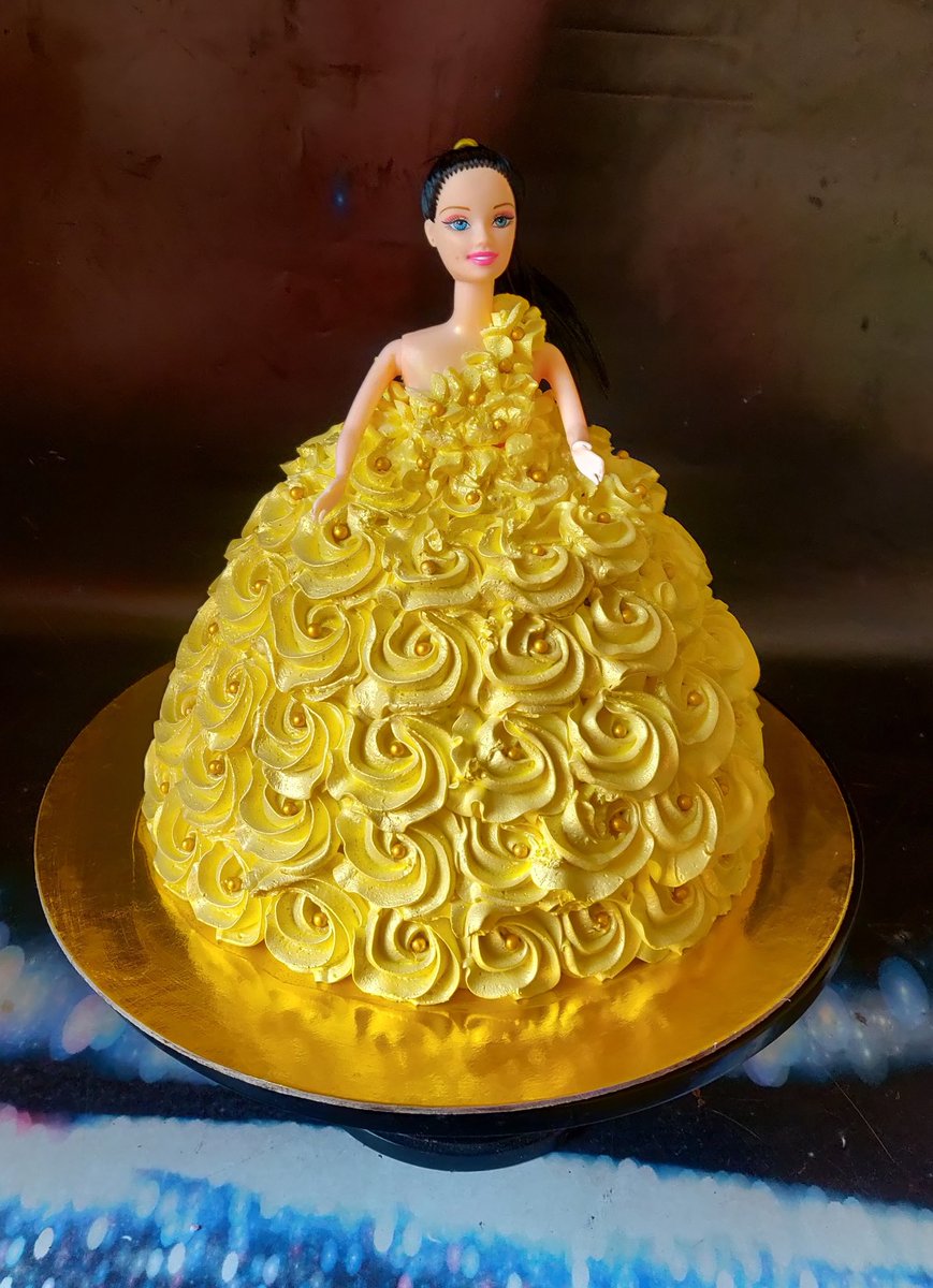 bakersnestpooja's tweet photo. Everything that glitters is gold....

This beautiful doll went out of our kitchen today ...

#pune #punebakers #punecake #customisedcakes #bakersnest #doll https://t.co/tzQ2ZpLQic