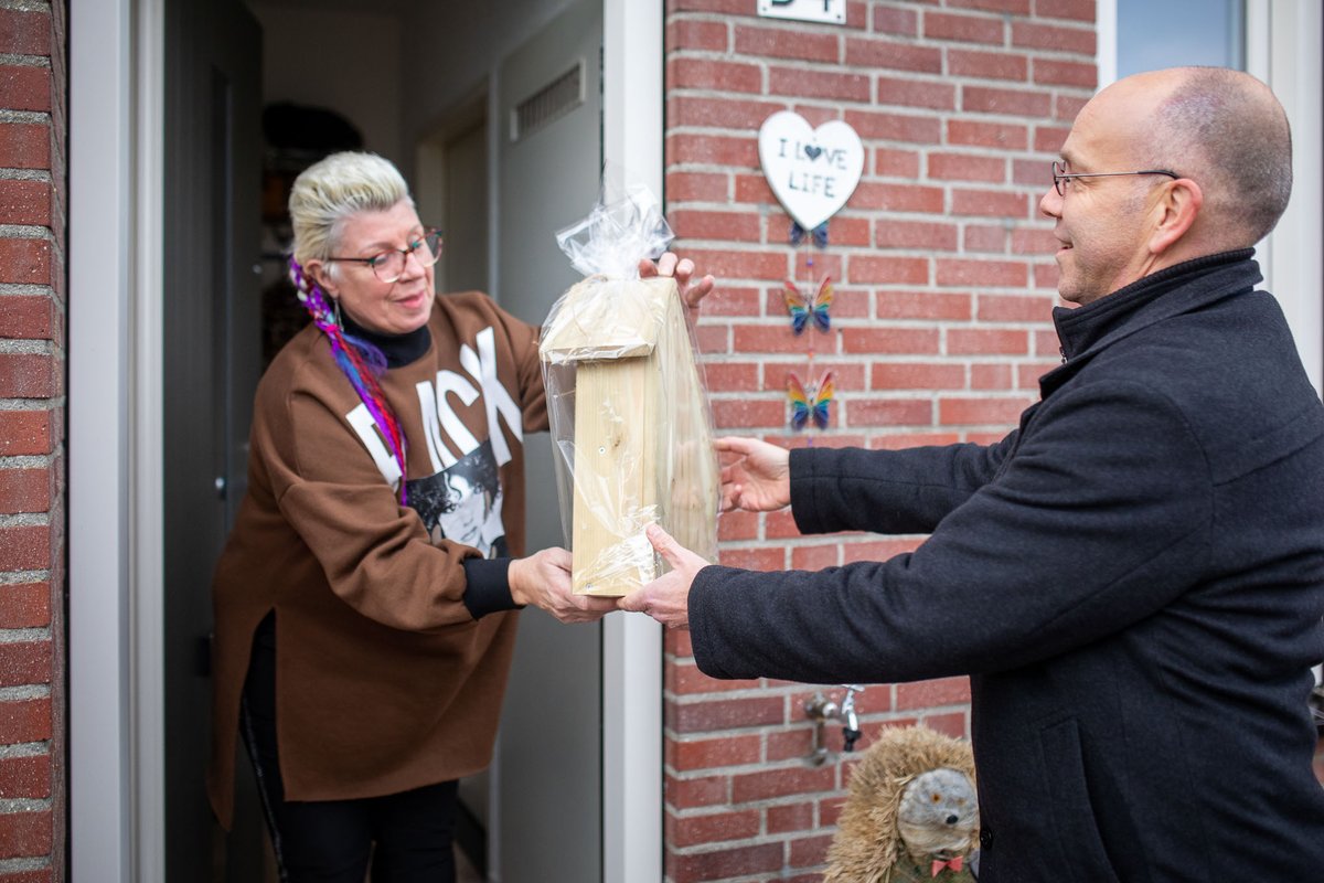 Om te vieren dat we 4.000 woningen in 4 jaar verduurzaamd hebben, ontvingen de bewoners van de meest recent aangepakte woningen een insectenhotel uit handen van Wim Hazeu en Haico Offermans. wonenlimburg.nl/mijlpaal_4000_… #Feest #Energieprojecten #duurzaamheid #klaarvoormorgen