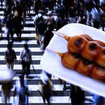 本当にそれっぽく見える!雑踏の画像の中に適当な物を置くと･･･？!
