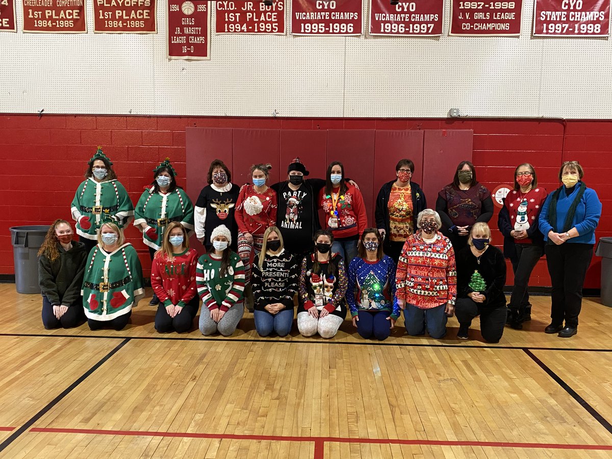 SHSLynn's tweet photo. Happy Ugly Sweater Day from our family to yours!! https://t.co/mcvcxusJmO