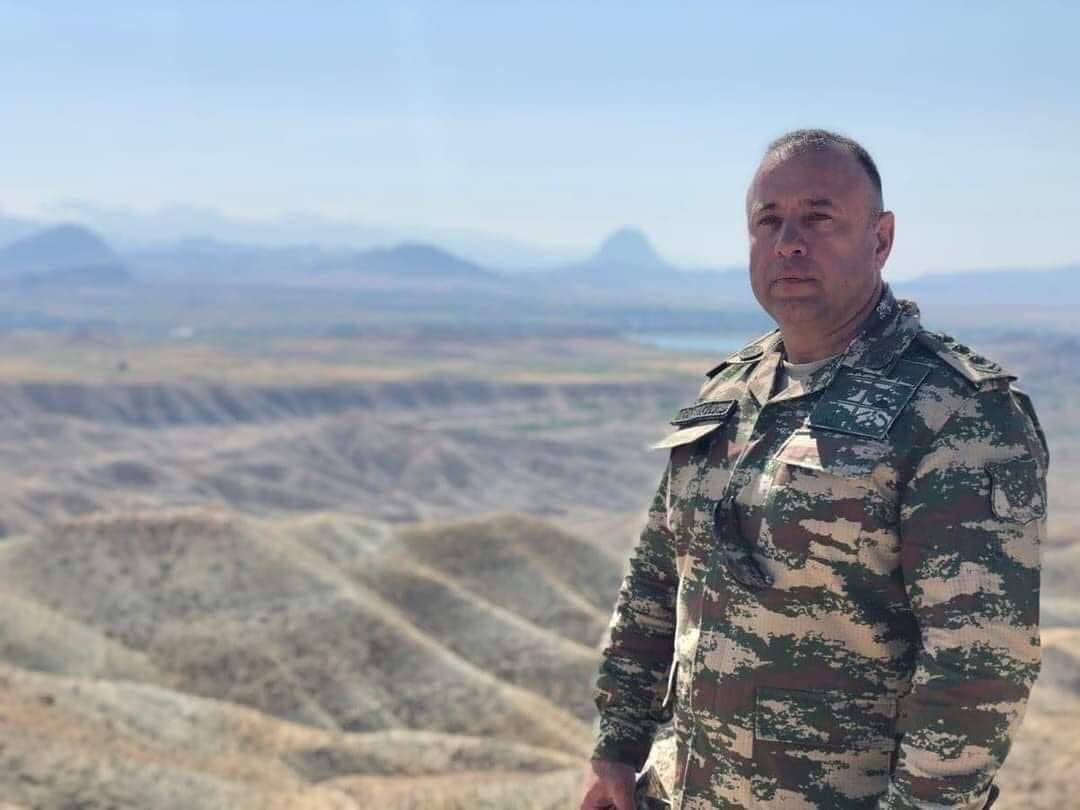 _Elmir_S's tweet photo. Ali Baş Komandan İlham Əliyev polkovnik Tehran Mənsimovu “Azərbaycan Bayrağı” ordeni ilə təltif edib. Vətən müharibəmiz bizə nə qədər çox qəhrəman tanıtdı. Hər birinizlə qürur duyuruq! 🇦🇿 https://t.co/onfdueDvpO
