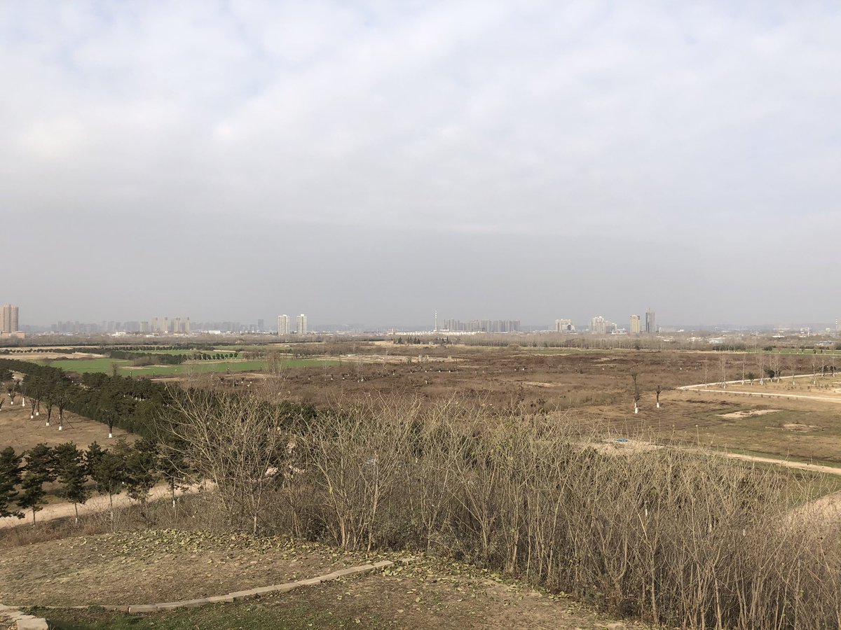 Between Xi’an and its new airport is around 40km2 of unassuming scrubland, sandwiched between motorways, rail lines and bleak industrial estates.Here uneven hillocks, trenches and piles of column bases hint at ruins of the enormous city, excavated over generations. 6/11