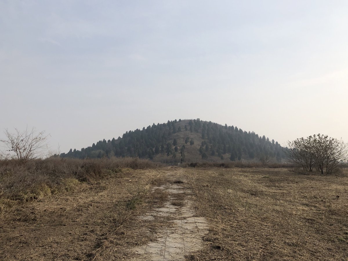 The countryside north of Xi’an is still pockmarked by some of the dynasty’s most visible remains - massive man-made hills, mausolea for its emperors. Han Wudi’s Mao tomb 茂陵; Han Jingdi’s Yang tomb 阳陵, and of his wife Empress Wang. But what of the vast city itself? 5/11