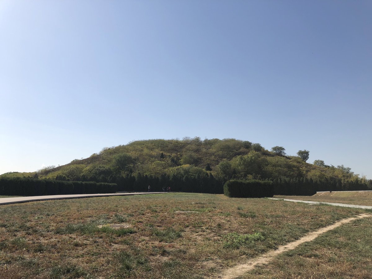 The countryside north of Xi’an is still pockmarked by some of the dynasty’s most visible remains - massive man-made hills, mausolea for its emperors. Han Wudi’s Mao tomb 茂陵; Han Jingdi’s Yang tomb 阳陵, and of his wife Empress Wang. But what of the vast city itself? 5/11
