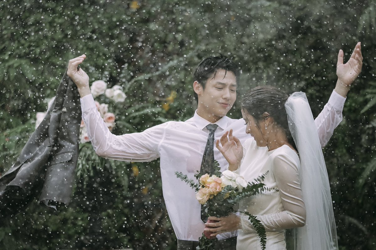 amm_anyama's tweet photo. พี่ชอบถ่ายซีนฝนตก ถึงมันจะลำบากตรากตรำทั้งกล้องทั้งคน ฉากเปิดเรื่องได้ถ่ายพี่อาทิตย์เล่นรักบี้กลางสายฝน แล้วก็ได้ถ่ายอาทิตย์และแป้งกลางสายฝน เป็นซีนฝนตกที่รักที่สุดอีกซีนที่ได้ถ่ายค่ะ 💕#ตราบฟ้ามีตะวันตอนจบ https://t.co/ULwYiE3CXo