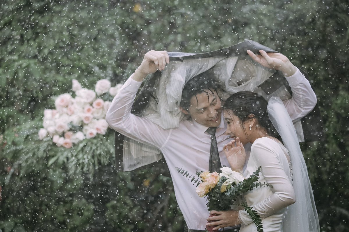 amm_anyama's tweet photo. พี่ชอบถ่ายซีนฝนตก ถึงมันจะลำบากตรากตรำทั้งกล้องทั้งคน ฉากเปิดเรื่องได้ถ่ายพี่อาทิตย์เล่นรักบี้กลางสายฝน แล้วก็ได้ถ่ายอาทิตย์และแป้งกลางสายฝน เป็นซีนฝนตกที่รักที่สุดอีกซีนที่ได้ถ่ายค่ะ 💕#ตราบฟ้ามีตะวันตอนจบ https://t.co/ULwYiE3CXo