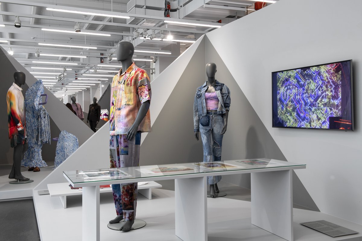 zhdk's tweet photo. Keine Massenproduktion, kein Hollywood, dafür ganz viel Glamour, Mode und Schweiz! «Wild Thing – Modeszene Schweiz». Neue Ausstellung im @musgestaltung https://t.co/XLVLQDpW3m #museumgestaltung #museum #modemuseum #schweizermode #modeschweiz #modeszene #wildthing https://t.co/zl02EgX3jE