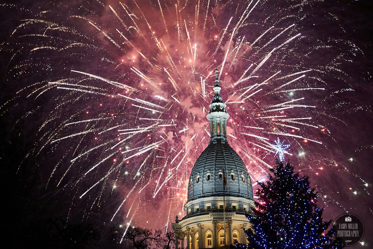jmmiller1981's tweet photo. Fireworks over the Michigan Capital last year. @migov @PureMichigan @captureonepro @SonyAlpha #MichiganCapital #puremichigan https://t.co/WiLzSLQP1h