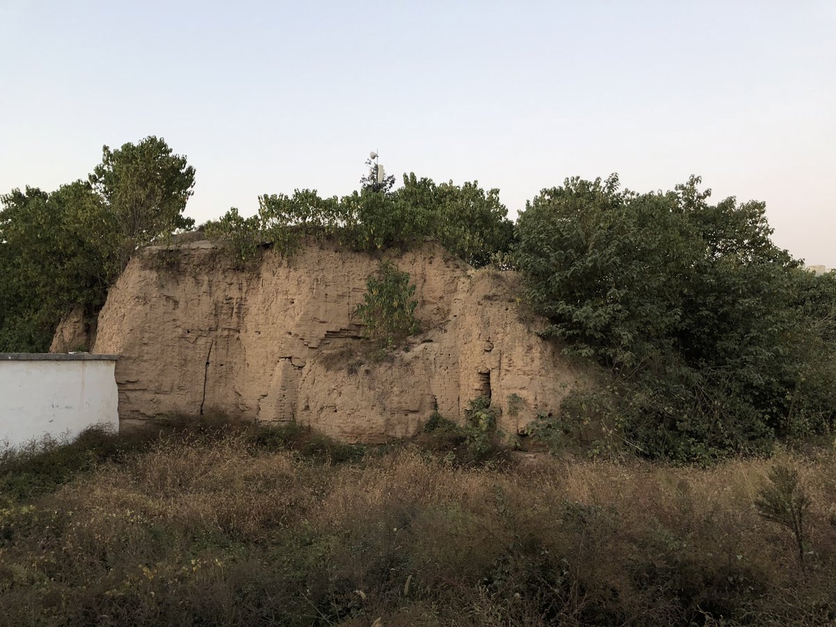 Almost 26km of huge ramparts marked out the city’s expanse. The odd watch tower now pokes from the scrub, grass growing on their tamped earth tops. In the east remains the vast imperial moat, its corner now a city park and lake clinging to contours of the ancient wall. 7/11