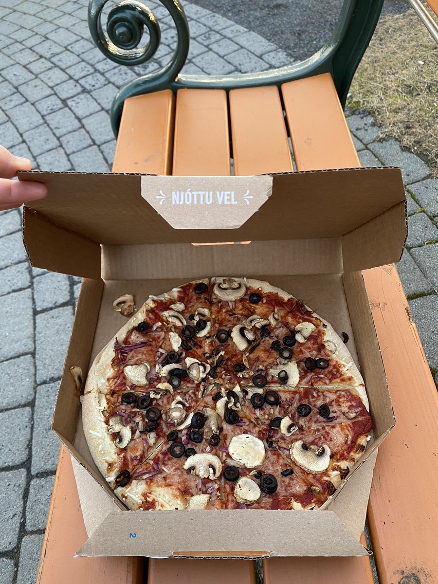 Vegan-pizza og sunddagur í dag ✨ Lóa valdi sér veganost, laufléttan botn, sveppi, ólívur og rauðlauk til að fá sér eftir geggjað hádegissund 🧖🏻‍♀️ #pizzavikunnar <a href="/DPISL/">Domino's Pizza ÍSL</a>