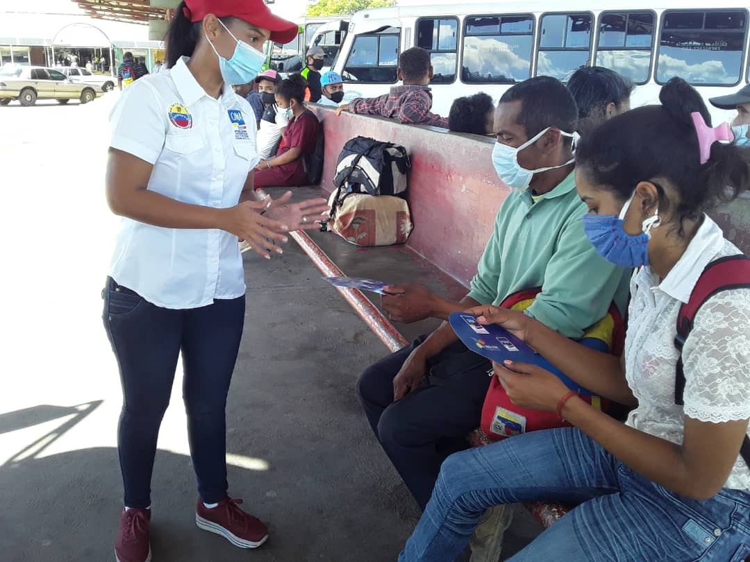 ONAFalcon1's tweet photo. #15Dic En el marco del operativo Navidades Seguras Falcon 2020 @ONAoficial en coordinación con la Policía Nacional Bolivariana se despliegan en el Terminal de Pasajeros Polica Salas en #Coro llevando un mesaje de prevencion integral social y de lucha contra el COVID19 https://t.co/MVdAnjD0Kr