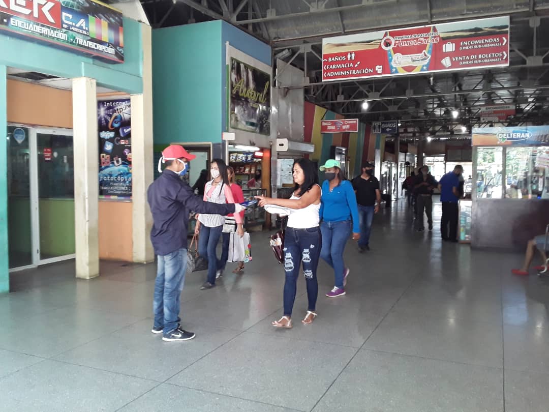 ONAFalcon1's tweet photo. #15Dic En el marco del operativo Navidades Seguras Falcon 2020 @ONAoficial en coordinación con la Policía Nacional Bolivariana se despliegan en el Terminal de Pasajeros Polica Salas en #Coro llevando un mesaje de prevencion integral social y de lucha contra el COVID19 https://t.co/MVdAnjD0Kr