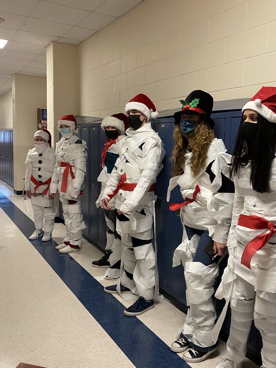 srtasjs's tweet photo. #bonhomme invasion and contest #whsholiday @quebecregion @TourismQuebec #whsworldlanguages @whs_bulldog https://t.co/BnEqAhQi0Z
