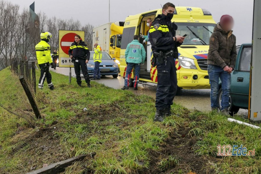 Automobilist raakt van de A30 in #Ede en komt onder aan talud tot stilstand. 112Ede.