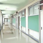 常識が変わってる アニメや漫画でよく見る 狭い廊下の学校 はもはや時代遅れ いつの間にか学校の構造が変わっていることに驚く人たち Togetter