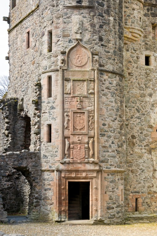 The first marquis of Huntly is responsible for this lovely heraldic fireplace, which would surely ‘keep your brittle heart warm.’ George made several other changes to  #HuntlyCastle, including adding the famous frontis-'peace'... #SorryNotSorry  #NearlyThere